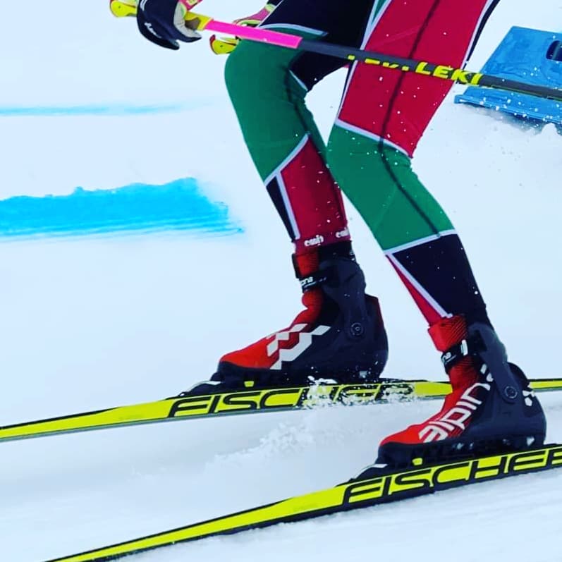 Skidåkare ben med skidor i norrbottensdräkten