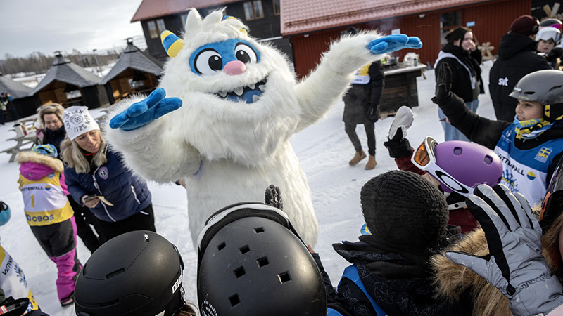 Snömonstret Flake försöker skrämma eleverna. Foto: Ulf Palm.