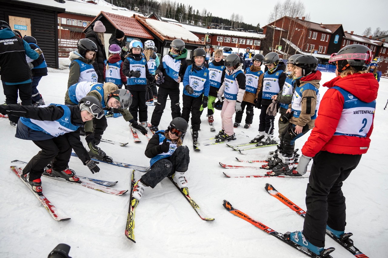 Barn med längdskidor i en halvcirkel. Foto: Ulf Palm.